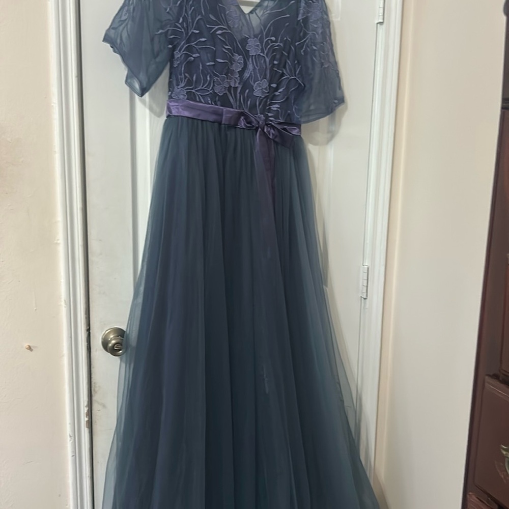 Formal gown - Picture 2 of 2